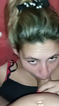 Ponižuji děvku své ženy tím, že na ni sedím a dávám si mého ptáka do pusy