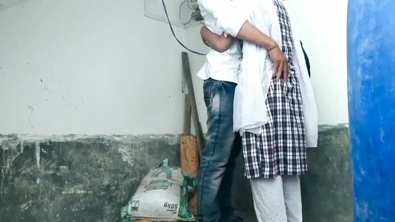 Fantacycutting: bhaartiy chhaatra chupke se apne tichar ko bulaati hai aur...