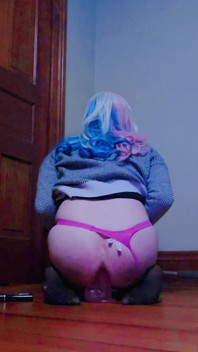 Sevimli kadın kılıklı sürtük büyük dildoya biniyor - chloe cox