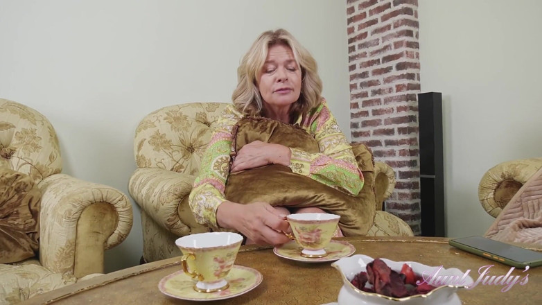 Aunt Judy's: Auntjudys - Tea Time with Gorgeous Mature MILF Diana