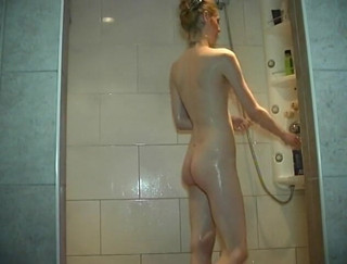 Flash Model Amateurs: สาวผอมกำลังโกนหีในห้องน้ำ