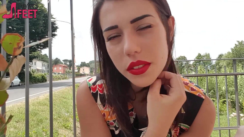 Smokin Fetish: Esmer Petra açık havada sigara içiyor