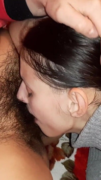 Mi sono masturbato ma la mia coinquilina mi ha aiutato a venire - illusione lesbica