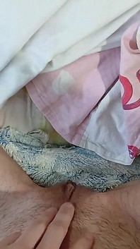 Memek berbulu kami yang basah dan mengalir melawan satu sama lain