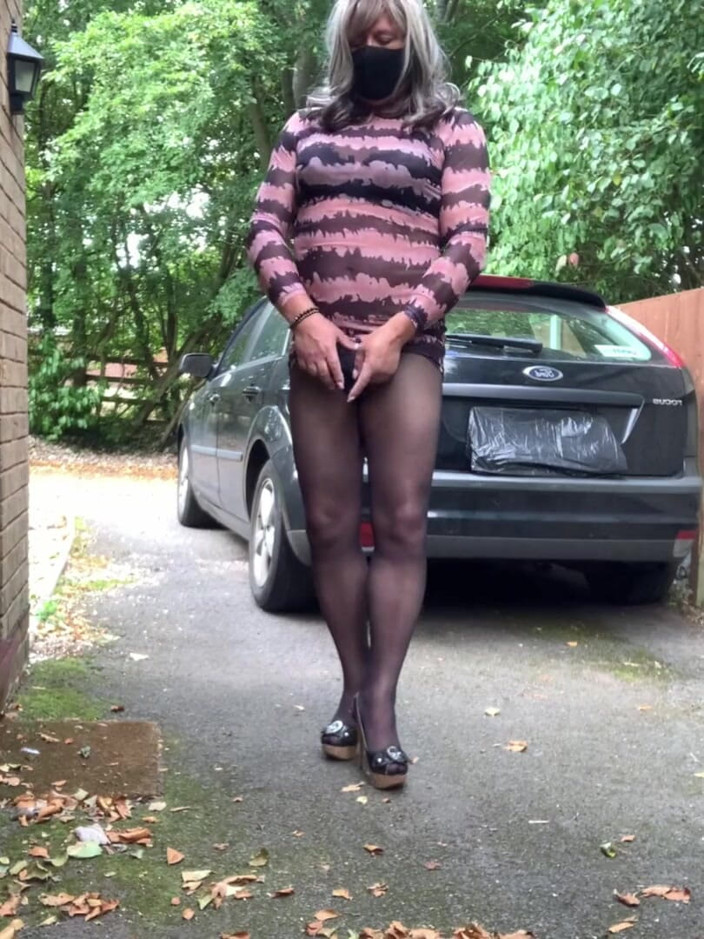 Kelly cd: Kelly cd in roze en zwarte doorzichtige jurk