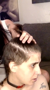 Hottie lesbische haarschnitt-tag rasier-trimmen