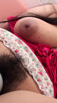 Airi Ai è una miLF con tette enormi e eccita il suo uomo avvolgendo il suo cazzo desideroso tra le tette di lei