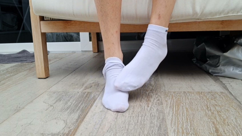 ScottishSweetie: White Ankle Sock Peal &amp; Reveal: Slim Arch and Delicate Toes