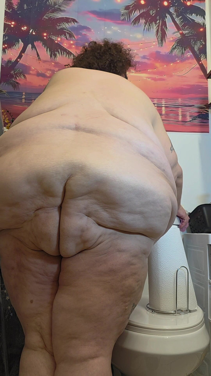 LustyPeachesofSin: Nude Cleaning Pt 3