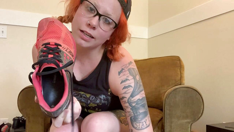 Deanna deadly: 我那肮脏的破旧运动鞋