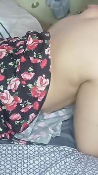 Ragazzo perché tiri su il mio vestito, la tua ragazza arriverà in qualsiasi momento