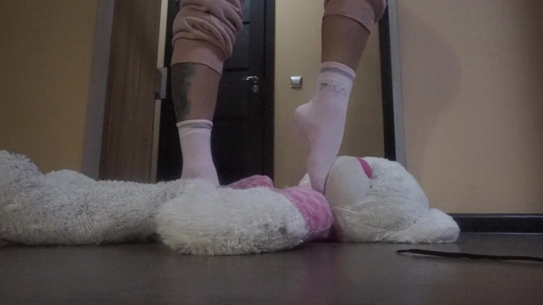 Nadi_Zabava: Ballbasting, foot fetish