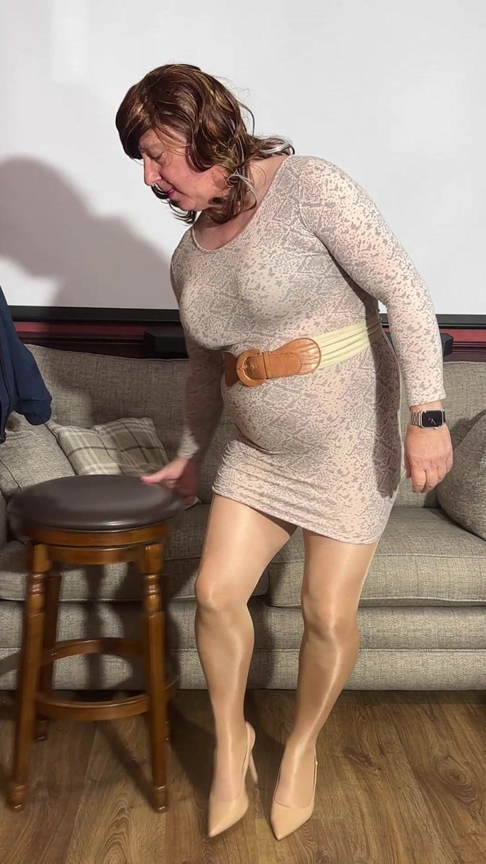 Jennyb71: Sissy Crossdresser in Tan Pantyhose Using Her Magic Wand