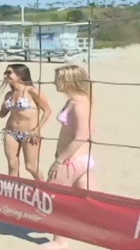 Chicas De Playa En Casa - Cuatro Se Lamen Y Juegan En La Cama Rosa