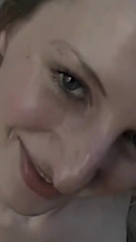 Blondes schätzchen squirtet milch, während sie zu explosivem orgasmus fingert