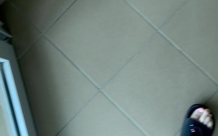 Feet: Pov: suara sandal jepit saat berjalan dengan legging abu-abu
