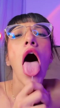 戴眼镜的娇小女孩喜欢一直被性交