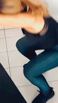 Zahřívám svou Sissy, saje ji hluboko a ona mě ošuká
