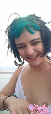 Influenciadora chupando pau em público em uma praia