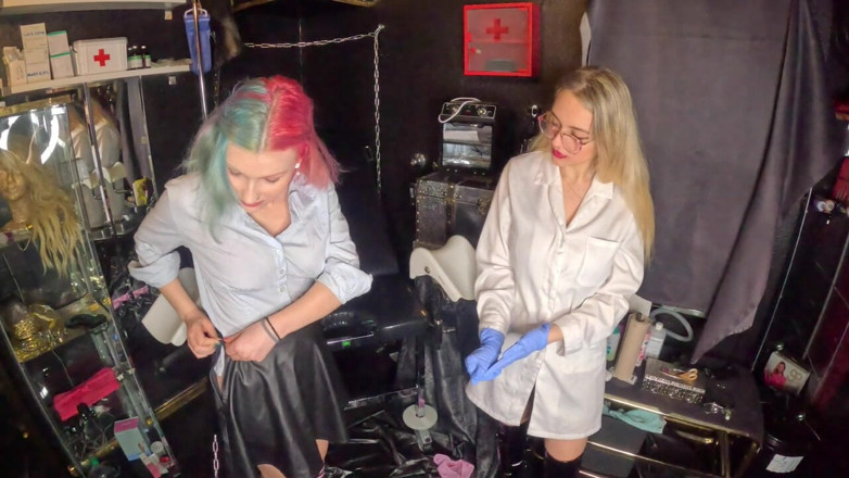 Queen_of_BDSM: 산부인과 의자에서 따먹히는 노예 소녀!