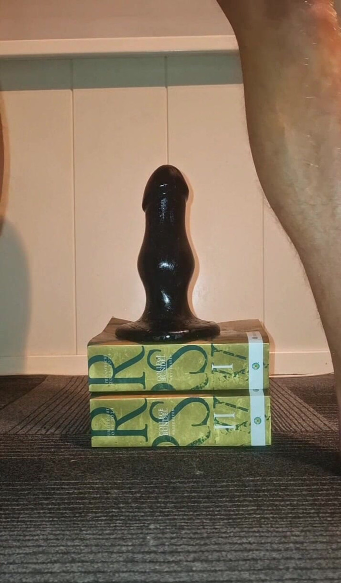 NoFace Twink X: हॉट गे ट्विंक को अपना विशाल स्टिंगर टॉय लेना पसंद है