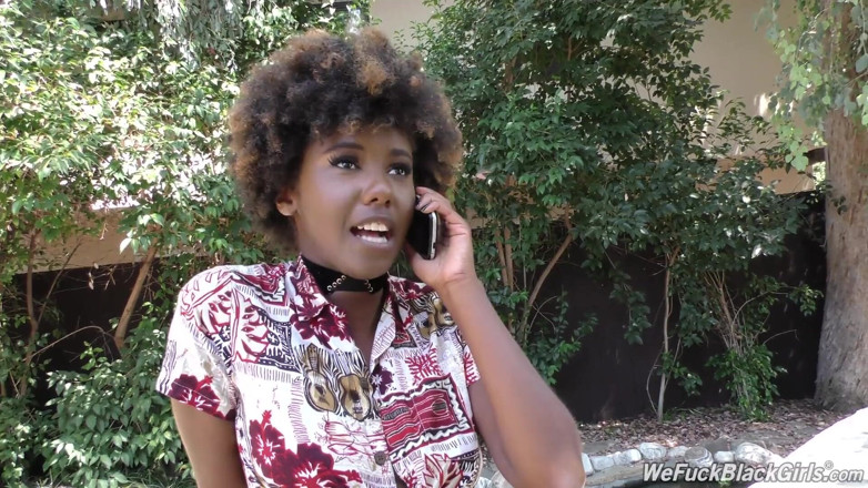We Fuck Black Girls: Ebony Daizy Cooper mengongkek batang besar