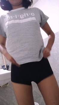 Desi ragazza indiana del college si sditalina e si masturba in bagno