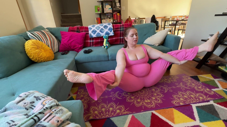 KinkyKatie: Grandota MILF Pervertida Katie Se Masturba Durante El Yoga - Instrucciones...