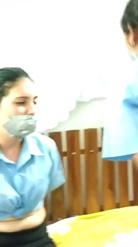 Üvey anne iki kötü sınıf öğrencisine derslerini nasıl aldı
