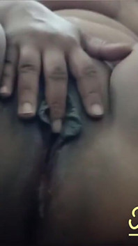 Bella ragazza indiana formosa indiana sana che gioca con la sua figa bagnata a casa il miglior video di sgrillettamento