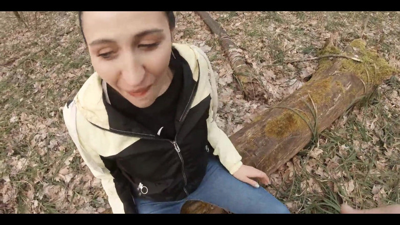 YSP Studio: Spacer dla przebiśniegów zamienił się w soczyste obciąganie w środku lasu