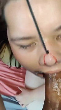 Cette belle fille pulpeuse adore utiliser mon sperme comme crème de style