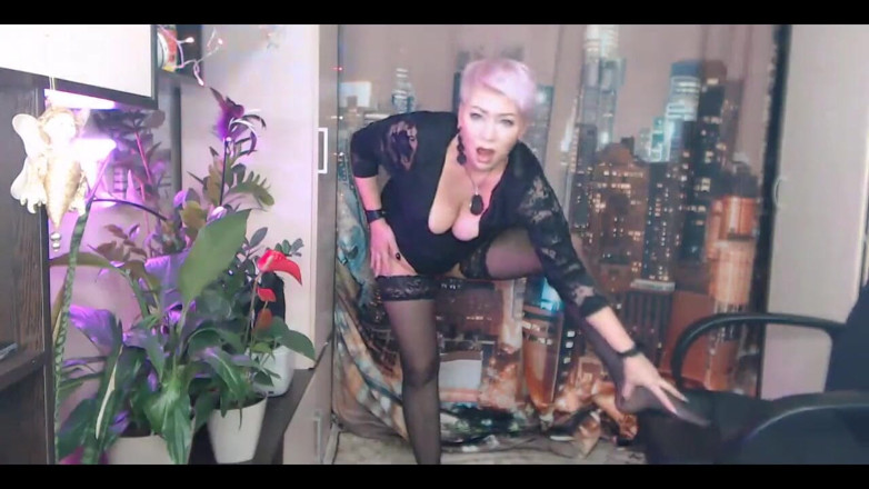 AimeeParadise: 来自俄罗斯的可爱熟女在私人表演中用巨大的假阳具激情地操自己！火辣颤抖高潮！