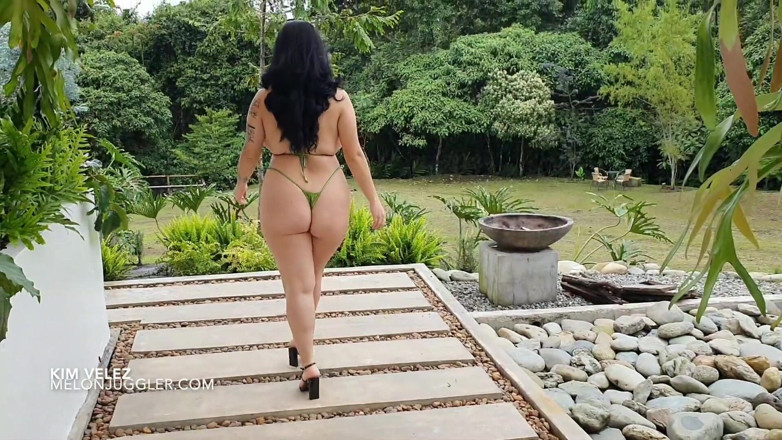 Melon Juggler: Rondborstige bikinibabe Kim Velez