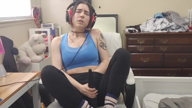 lilredvelvettt: Ejaculând pe muzică purtând căști