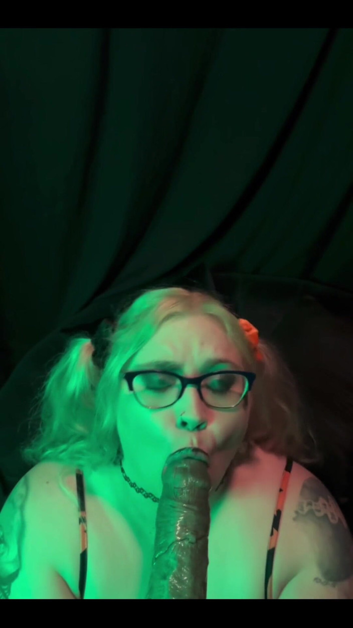 Goth bimbo: Monsterschwanz, blowjob