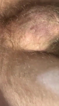 Fute gaura lui tati cu vibrator și ejaculează înăuntru