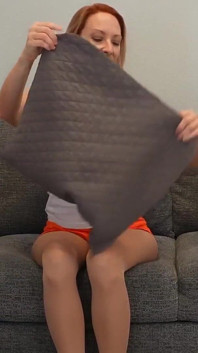 Madrastra puta en pantimedias exige un masaje de pies - milf Stella Freebie