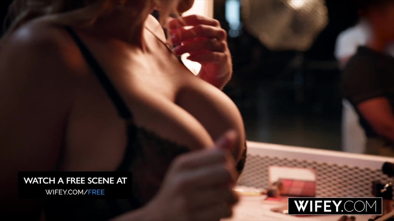 Wifey: Bini Isteri - Hotwife Blonde Yang Lapar Zakar Sadie Rose Dipancut...