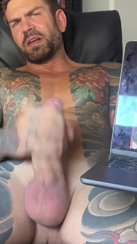 Juan Lucho eşcinsel porno izlerken mastürbasyon yapıyor