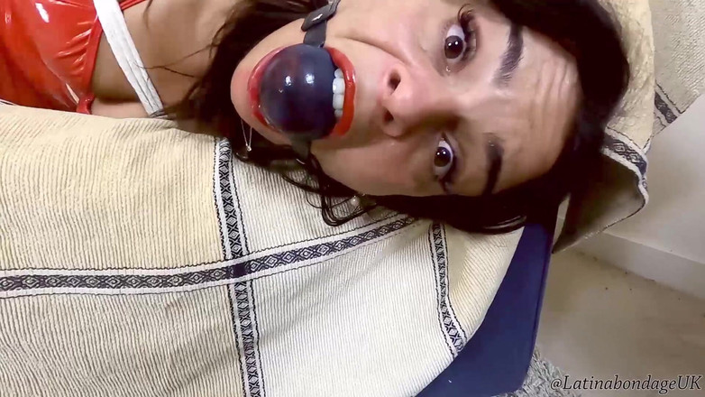 Latina Fetish: Latina amarrada apertada e amordaçada com enorme!