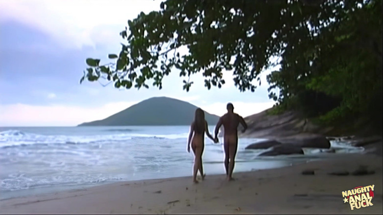 Naughty anal fuck: O bombă blondă își condimentează ziua pe plajă lăsându-l să-i ațe...