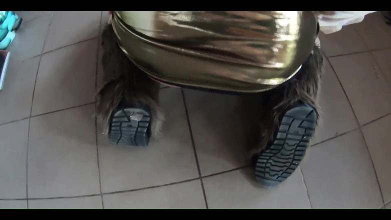 MilfyCalla: ゴールデンドレス、毛皮、そして煙を吸う毛深い膣、ディープフェラチオ、冷凍庫の上で硬いドギー