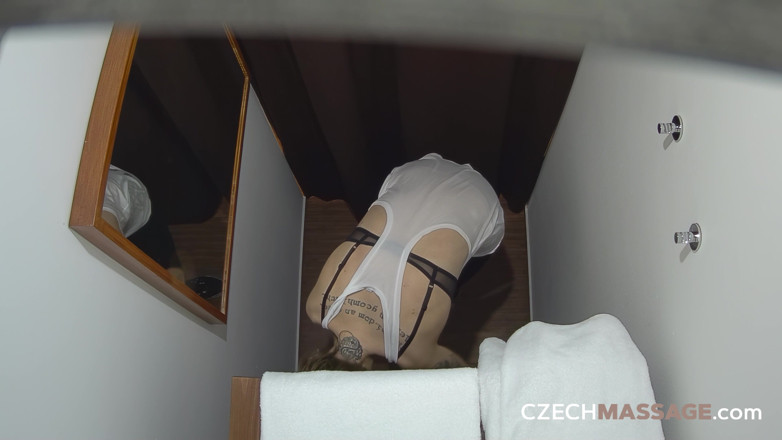 Czech Massage: Urutan Czech: Si cantik muda merayu untuk lebih banyak lagi...