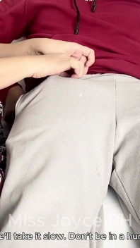 Sexy macecha přistihne nadrženého nevlastního syna při honění na jejích nahých fotografiích. Rozhodne se mu pomoct.