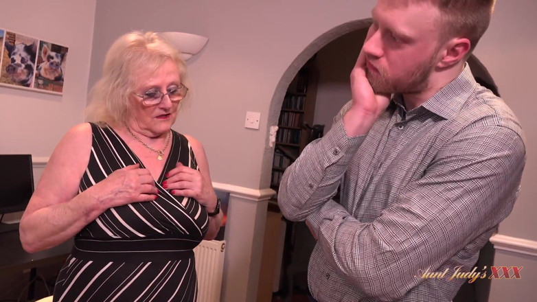 Aunt Judy's XXX: AuntjudysXXX - cornea GILF signora Claire scopa l'esattore