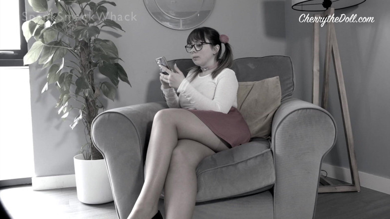 Cherry The Doll: Stiefbruer wird versohlt