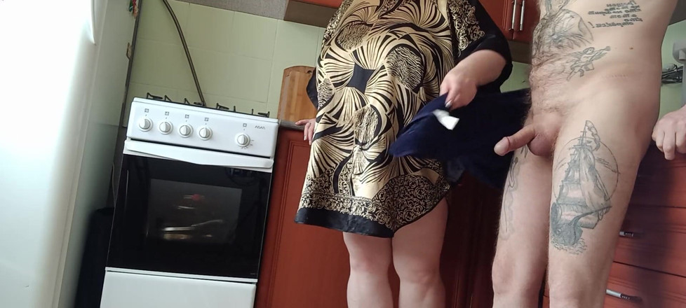 Zona901: La milf si masturba il mio cazzo prima di pranzo