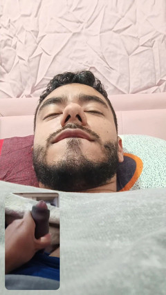 Tommhot: Uomo si masturba nel suo letto