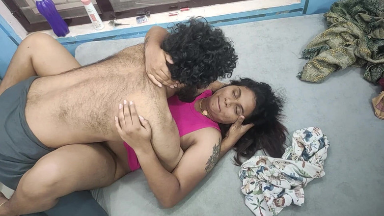 Vaigavarun45: 马来利夫妇在闪闪发光的热辣性爱和跟踪与屁股孔深度舔浪漫和硬操